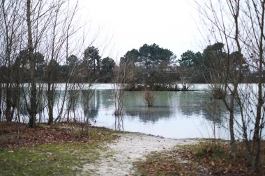 Etang de Paloumey   ilot sous l'eau.